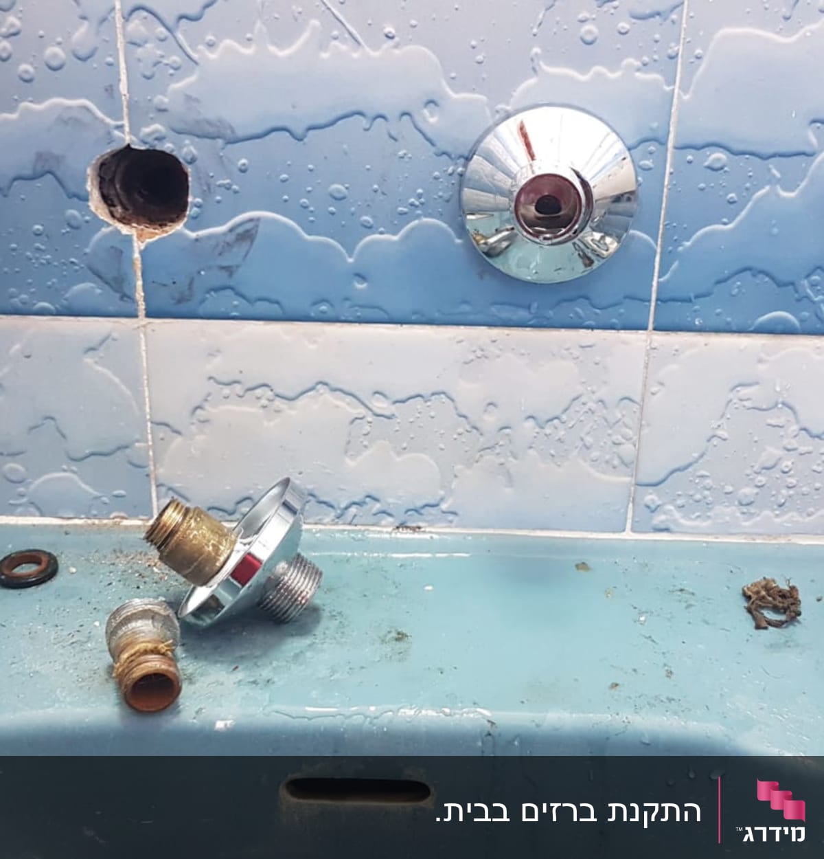 חלקי ברז מפורקים על כיור בחדר אמבטיה